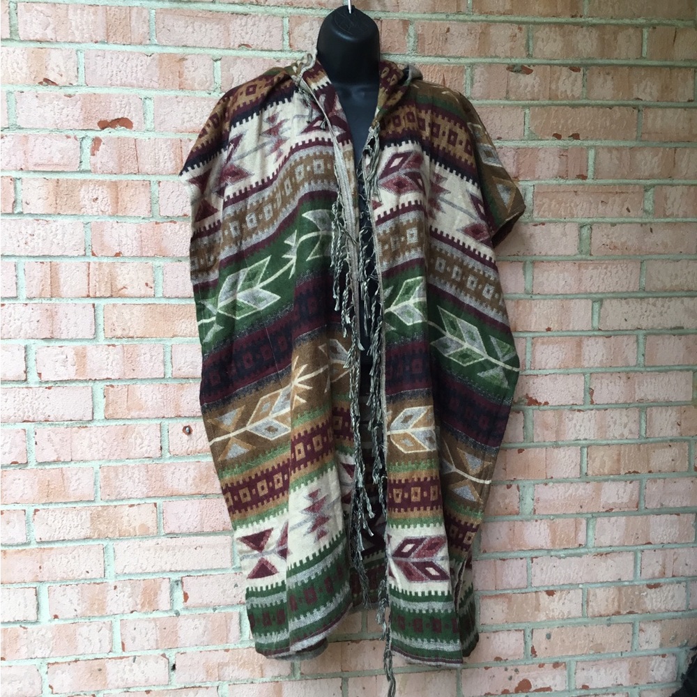 Soft fringed shawl with geometric design